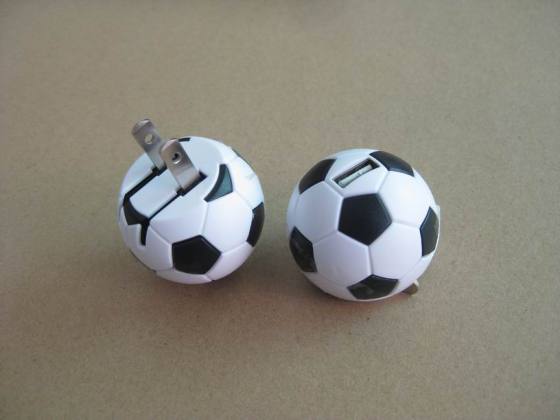 足球形状usb充电器 5v1a 足球创意充电器 智能手机充电器
